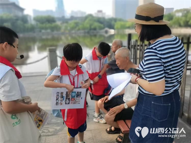 山西省红十字小小宣讲员持续在文瀛公园开展常态化公益宣讲活动语言通俗易懂吸引大量市民驻足参与 - 第7张 - 山西公益人 山西省红十字小小宣讲员持续在文瀛公园开展常态化公益宣讲活动语言通俗易懂吸引大量市民驻足参与 - 第7张