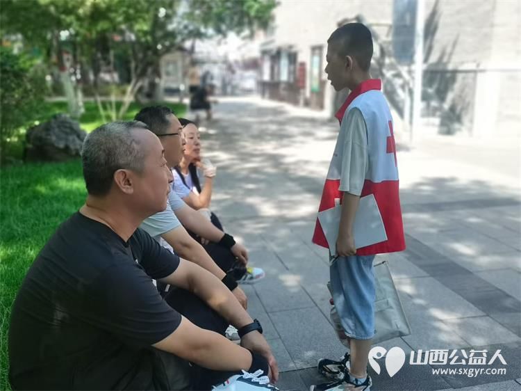 山西省红十字小小宣讲员持续在文瀛公园开展常态化公益宣讲活动语言通俗易懂吸引大量市民驻足参与 - 第5张 - 山西公益人 山西省红十字小小宣讲员持续在文瀛公园开展常态化公益宣讲活动语言通俗易懂吸引大量市民驻足参与 - 第5张