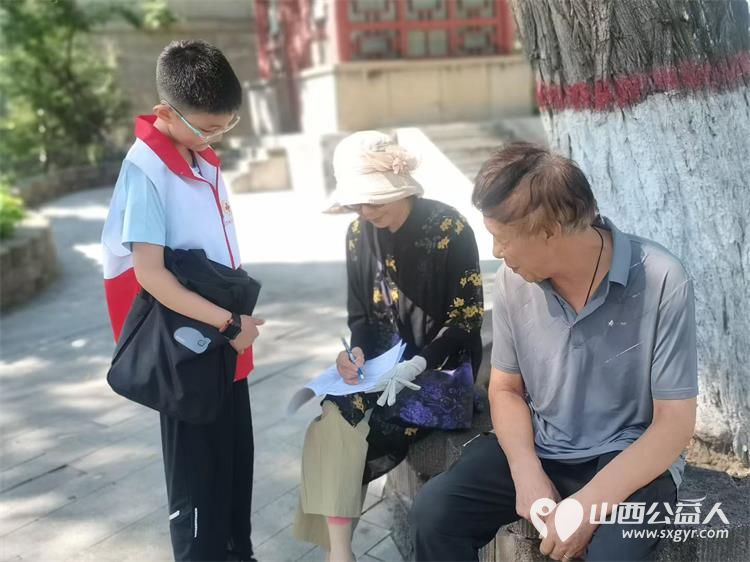 山西省红十字小小宣讲员持续在文瀛公园开展常态化公益宣讲活动语言通俗易懂吸引大量市民驻足参与 - 第4张 - 山西公益人 山西省红十字小小宣讲员持续在文瀛公园开展常态化公益宣讲活动语言通俗易懂吸引大量市民驻足参与 - 第4张