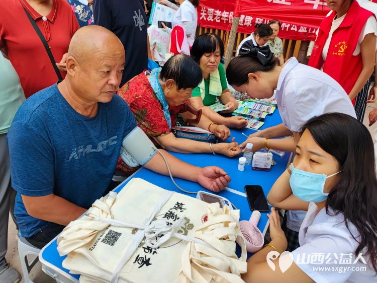 志愿服务进社区健康活动暖人心2025年7月30日介休市敬老协会志愿者走进介休市北坛街道介公东路社区为社区所有老人们爱心理发按摩理疗义诊 - 第19张 - 山西公益人 志愿服务进社区健康活动暖人心2025年7月30日介休市敬老协会志愿者走进介休市北坛街道介公东路社区为社区所有老人们爱心理发按摩理疗义诊 - 第19张