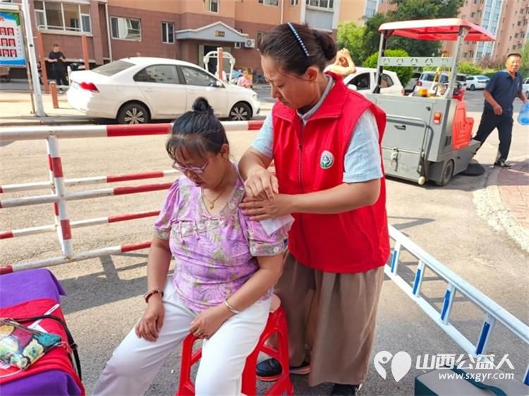 志愿服务进社区健康活动暖人心2025年7月30日介休市敬老协会志愿者走进介休市北坛街道介公东路社区为社区所有老人们爱心理发按摩理疗义诊 - 第11张 - 山西公益人 志愿服务进社区健康活动暖人心2025年7月30日介休市敬老协会志愿者走进介休市北坛街道介公东路社区为社区所有老人们爱心理发按摩理疗义诊 - 第11张