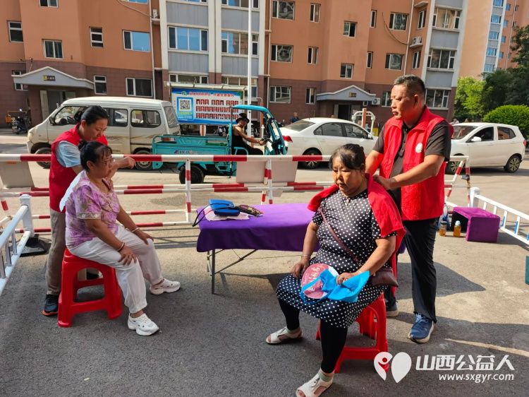 志愿服务进社区健康活动暖人心2025年7月30日介休市敬老协会志愿者走进介休市北坛街道介公东路社区为社区所有老人们爱心理发按摩理疗义诊 - 第9张 - 山西公益人 志愿服务进社区健康活动暖人心2025年7月30日介休市敬老协会志愿者走进介休市北坛街道介公东路社区为社区所有老人们爱心理发按摩理疗义诊 - 第9张