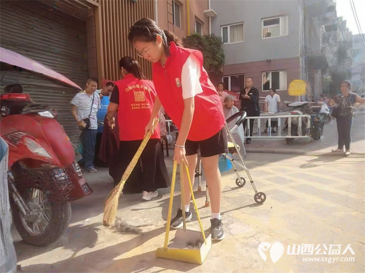 志愿服务进社区健康活动暖人心2025年7月30日介休市敬老协会志愿者走进介休市北坛街道介公东路社区为社区所有老人们爱心理发按摩理疗义诊 - 第8张 - 山西公益人 志愿服务进社区健康活动暖人心2025年7月30日介休市敬老协会志愿者走进介休市北坛街道介公东路社区为社区所有老人们爱心理发按摩理疗义诊 - 第8张