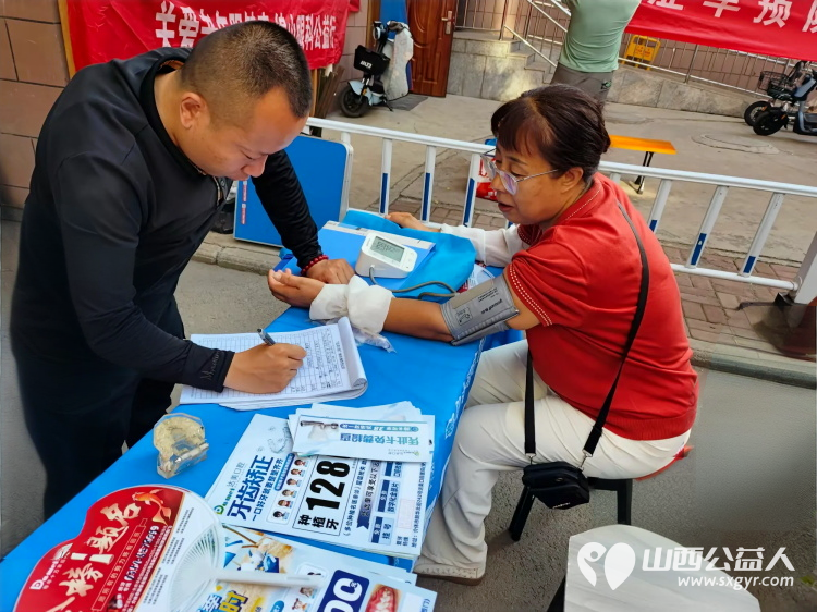 志愿服务进社区健康活动暖人心2025年7月30日介休市敬老协会志愿者走进介休市北坛街道介公东路社区为社区所有老人们爱心理发按摩理疗义诊 - 第13张 - 山西公益人 志愿服务进社区健康活动暖人心2025年7月30日介休市敬老协会志愿者走进介休市北坛街道介公东路社区为社区所有老人们爱心理发按摩理疗义诊 - 第13张