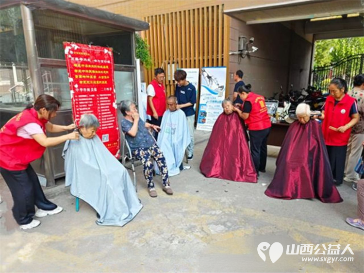志愿服务进社区健康活动暖人心2025年7月30日介休市敬老协会志愿者走进介休市北坛街道介公东路社区为社区所有老人们爱心理发按摩理疗义诊 - 第3张 - 山西公益人 志愿服务进社区健康活动暖人心2025年7月30日介休市敬老协会志愿者走进介休市北坛街道介公东路社区为社区所有老人们爱心理发按摩理疗义诊 - 第3张