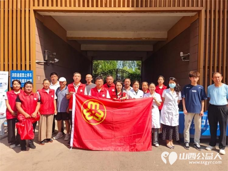 志愿服务进社区健康活动暖人心2025年7月30日介休市敬老协会志愿者走进介休市北坛街道介公东路社区为社区所有老人们爱心理发按摩理疗义诊 - 第2张 - 山西公益人 志愿服务进社区健康活动暖人心2025年7月30日介休市敬老协会志愿者走进介休市北坛街道介公东路社区为社区所有老人们爱心理发按摩理疗义诊 - 第2张