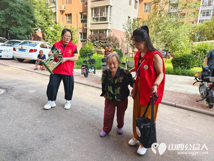 志愿服务进社区健康活动暖人心2025年7月30日介休市敬老协会志愿者走进介休市北坛街道介公东路社区为社区所有老人们爱心理发按摩理疗义诊 - 第23张 - 山西公益人 志愿服务进社区健康活动暖人心2025年7月30日介休市敬老协会志愿者走进介休市北坛街道介公东路社区为社区所有老人们爱心理发按摩理疗义诊 - 第23张