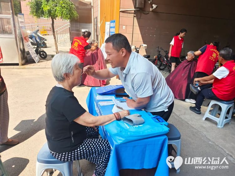 志愿服务进社区健康活动暖人心2025年7月30日介休市敬老协会志愿者走进介休市北坛街道介公东路社区为社区所有老人们爱心理发按摩理疗义诊 - 第14张 - 山西公益人 志愿服务进社区健康活动暖人心2025年7月30日介休市敬老协会志愿者走进介休市北坛街道介公东路社区为社区所有老人们爱心理发按摩理疗义诊 - 第14张