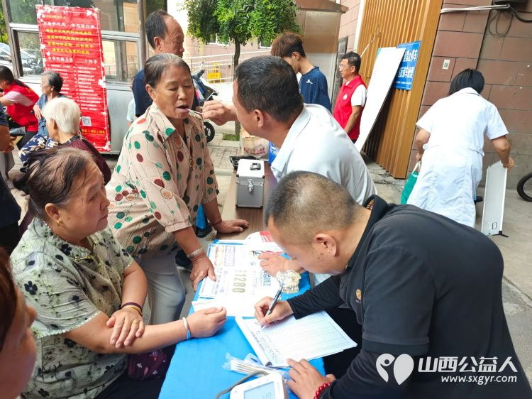 志愿服务进社区健康活动暖人心2025年7月30日介休市敬老协会志愿者走进介休市北坛街道介公东路社区为社区所有老人们爱心理发按摩理疗义诊 - 第12张 - 山西公益人 志愿服务进社区健康活动暖人心2025年7月30日介休市敬老协会志愿者走进介休市北坛街道介公东路社区为社区所有老人们爱心理发按摩理疗义诊 - 第12张