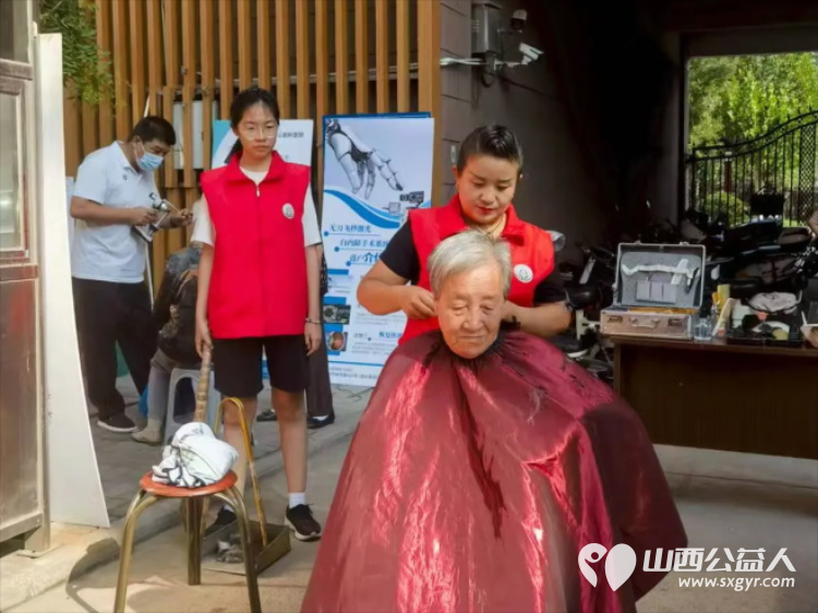 志愿服务进社区健康活动暖人心2025年7月30日介休市敬老协会志愿者走进介休市北坛街道介公东路社区为社区所有老人们爱心理发按摩理疗义诊 - 第5张 - 山西公益人 志愿服务进社区健康活动暖人心2025年7月30日介休市敬老协会志愿者走进介休市北坛街道介公东路社区为社区所有老人们爱心理发按摩理疗义诊 - 第5张