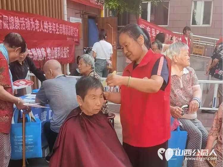 志愿服务进社区健康活动暖人心2025年7月30日介休市敬老协会志愿者走进介休市北坛街道介公东路社区为社区所有老人们爱心理发按摩理疗义诊 - 第6张 - 山西公益人 志愿服务进社区健康活动暖人心2025年7月30日介休市敬老协会志愿者走进介休市北坛街道介公东路社区为社区所有老人们爱心理发按摩理疗义诊 - 第6张