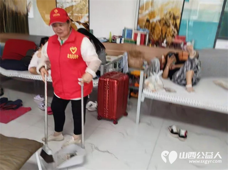 一方有难八方支援 山西忻州志愿者冯丽奔赴北京怀柔区北房镇文体中心和北房中学安置点服务受灾群众的故事 - 第4张 - 山西公益人 一方有难八方支援 山西忻州志愿者冯丽奔赴北京怀柔区北房镇文体中心和北房中学安置点服务受灾群众的故事 - 第4张