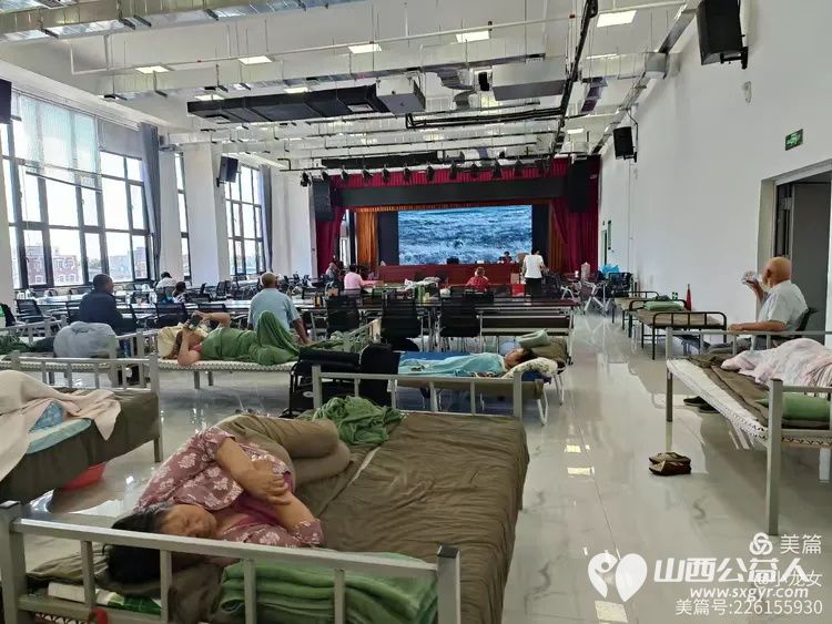 一方有难八方支援 山西忻州志愿者冯丽奔赴北京怀柔区北房镇文体中心和北房中学安置点服务受灾群众的故事 - 第13张 - 山西公益人 一方有难八方支援 山西忻州志愿者冯丽奔赴北京怀柔区北房镇文体中心和北房中学安置点服务受灾群众的故事 - 第13张