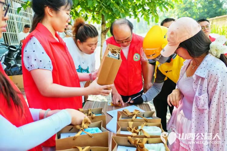 长治市上党区义工协会开展夏日送清凉“暖新”慰问行动为坚守在一线的户外新就业群体送上防暑物资与暖心问候 - 第6张