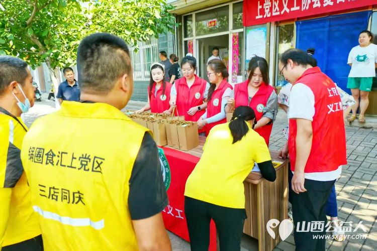 长治市上党区义工协会开展夏日送清凉“暖新”慰问行动为坚守在一线的户外新就业群体送上防暑物资与暖心问候 - 第8张