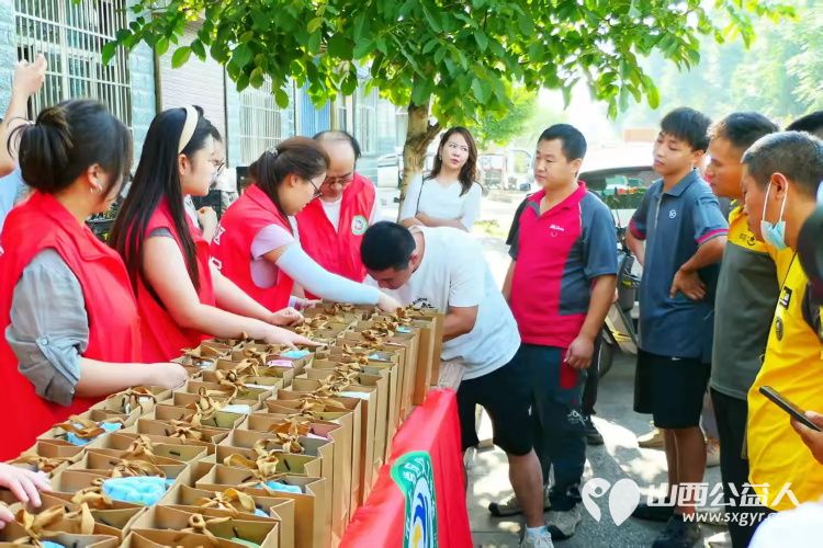长治市上党区义工协会开展夏日送清凉“暖新”慰问行动为坚守在一线的户外新就业群体送上防暑物资与暖心问候 - 第4张