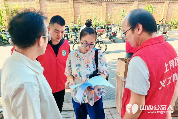 长治市上党区义工协会开展夏日送清凉“暖新”慰问行动为坚守在一线的户外新就业群体送上防暑物资与暖心问候 - 第7张