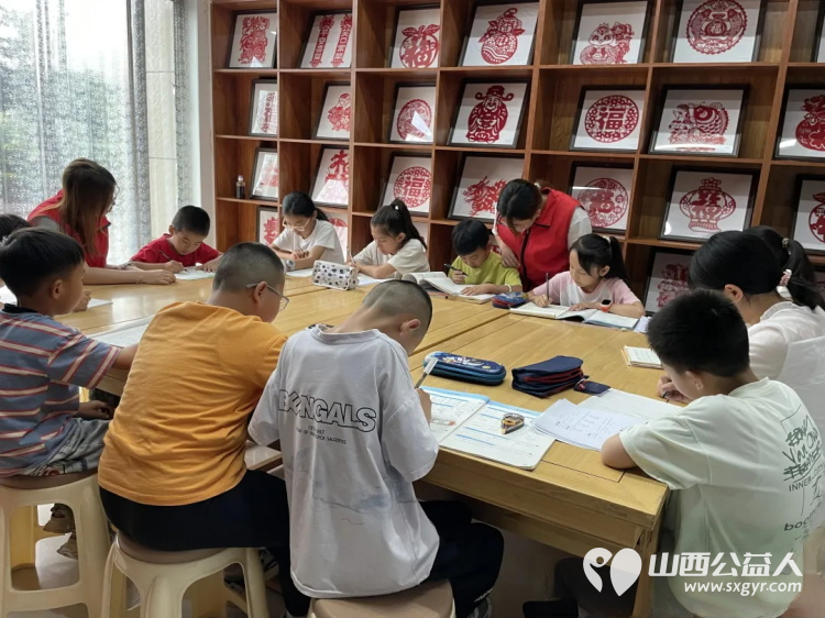 大手牵小手温情暖童心 兴县同城爱心公益协会、红蜻蜓志愿宣讲队联合组织返乡大学生志愿者与困境儿童留守儿童结成对子进行暑期公益辅导活动 - 第3张