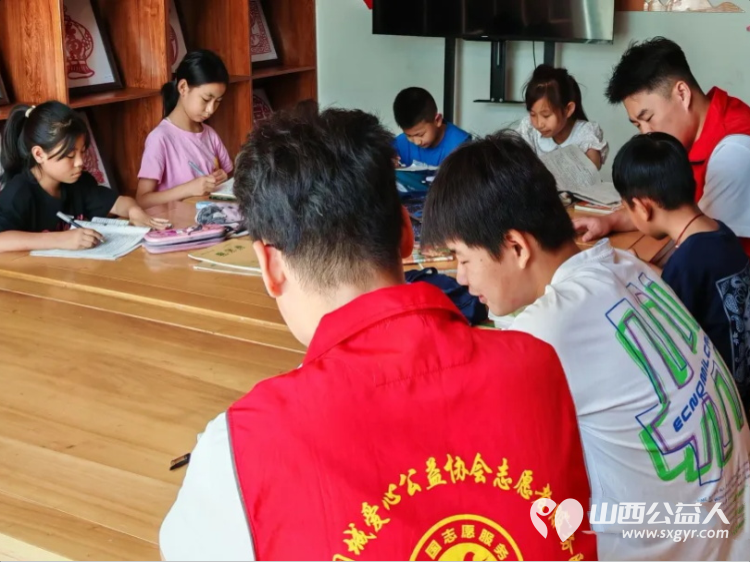 大手牵小手温情暖童心 兴县同城爱心公益协会、红蜻蜓志愿宣讲队联合组织返乡大学生志愿者与困境儿童留守儿童结成对子进行暑期公益辅导活动 - 第2张