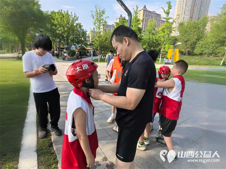 山西省红十字小小宣讲员来到太原市水上救援中心学习溺水时的自救方法学习多种救生设备的用途和使用登上救援皮艇尝试桨板与大河亲密接触 - 第9张 - 山西公益人 山西省红十字小小宣讲员来到太原市水上救援中心学习溺水时的自救方法学习多种救生设备的用途和使用登上救援皮艇尝试桨板与大河亲密接触 - 第9张