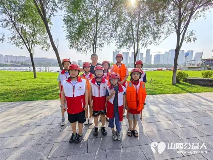 山西省红十字小小宣讲员来到太原市水上救援中心学习溺水时的自救方法学习多种救生设备的用途和使用登上救援皮艇尝试桨板与大河亲密接触 - 第1张 - 山西公益人 山西省红十字小小宣讲员来到太原市水上救援中心学习溺水时的自救方法学习多种救生设备的用途和使用登上救援皮艇尝试桨板与大河亲密接触 - 第1张