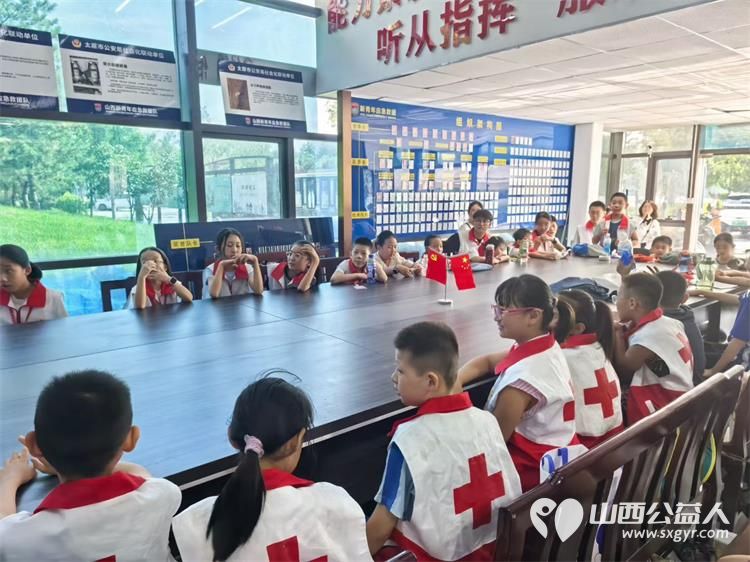 山西省红十字小小宣讲员来到太原市水上救援中心学习溺水时的自救方法学习多种救生设备的用途和使用登上救援皮艇尝试桨板与大河亲密接触 - 第7张 - 山西公益人 山西省红十字小小宣讲员来到太原市水上救援中心学习溺水时的自救方法学习多种救生设备的用途和使用登上救援皮艇尝试桨板与大河亲密接触 - 第7张