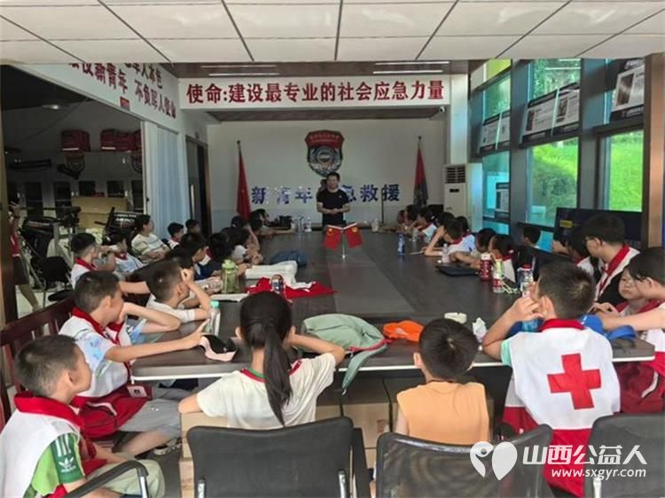 山西省红十字小小宣讲员来到太原市水上救援中心学习溺水时的自救方法学习多种救生设备的用途和使用登上救援皮艇尝试桨板与大河亲密接触 - 第6张 - 山西公益人 山西省红十字小小宣讲员来到太原市水上救援中心学习溺水时的自救方法学习多种救生设备的用途和使用登上救援皮艇尝试桨板与大河亲密接触 - 第6张