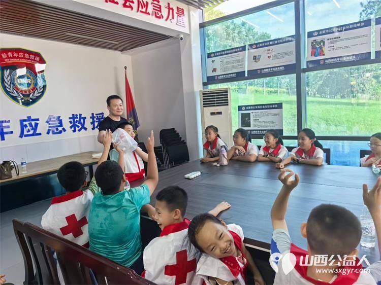 山西省红十字小小宣讲员来到太原市水上救援中心学习溺水时的自救方法学习多种救生设备的用途和使用登上救援皮艇尝试桨板与大河亲密接触 - 第2张 - 山西公益人 山西省红十字小小宣讲员来到太原市水上救援中心学习溺水时的自救方法学习多种救生设备的用途和使用登上救援皮艇尝试桨板与大河亲密接触 - 第2张