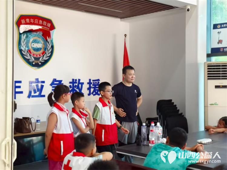 山西省红十字小小宣讲员来到太原市水上救援中心学习溺水时的自救方法学习多种救生设备的用途和使用登上救援皮艇尝试桨板与大河亲密接触 - 第4张 - 山西公益人 山西省红十字小小宣讲员来到太原市水上救援中心学习溺水时的自救方法学习多种救生设备的用途和使用登上救援皮艇尝试桨板与大河亲密接触 - 第4张