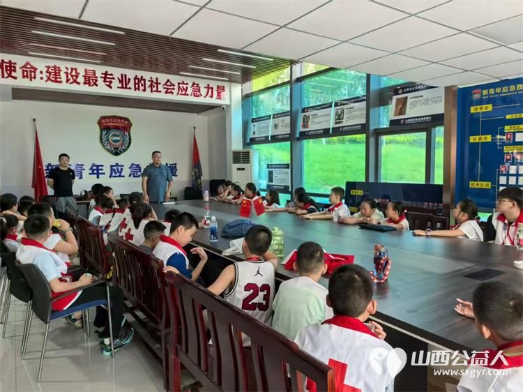 山西省红十字小小宣讲员来到太原市水上救援中心学习溺水时的自救方法学习多种救生设备的用途和使用登上救援皮艇尝试桨板与大河亲密接触 - 第3张 - 山西公益人 山西省红十字小小宣讲员来到太原市水上救援中心学习溺水时的自救方法学习多种救生设备的用途和使用登上救援皮艇尝试桨板与大河亲密接触 - 第3张