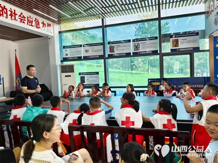 山西省红十字小小宣讲员来到太原市水上救援中心学习溺水时的自救方法学习多种救生设备的用途和使用登上救援皮艇尝试桨板与大河亲密接触 - 第5张 - 山西公益人 山西省红十字小小宣讲员来到太原市水上救援中心学习溺水时的自救方法学习多种救生设备的用途和使用登上救援皮艇尝试桨板与大河亲密接触 - 第5张