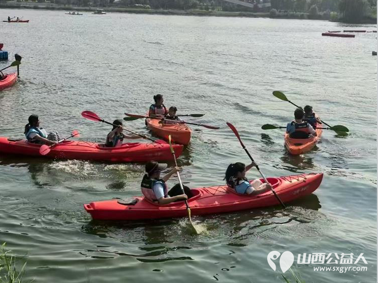 山西省红十字小小宣讲员来到太原市水上救援中心学习溺水时的自救方法学习多种救生设备的用途和使用登上救援皮艇尝试桨板与大河亲密接触 - 第8张 - 山西公益人 山西省红十字小小宣讲员来到太原市水上救援中心学习溺水时的自救方法学习多种救生设备的用途和使用登上救援皮艇尝试桨板与大河亲密接触 - 第8张