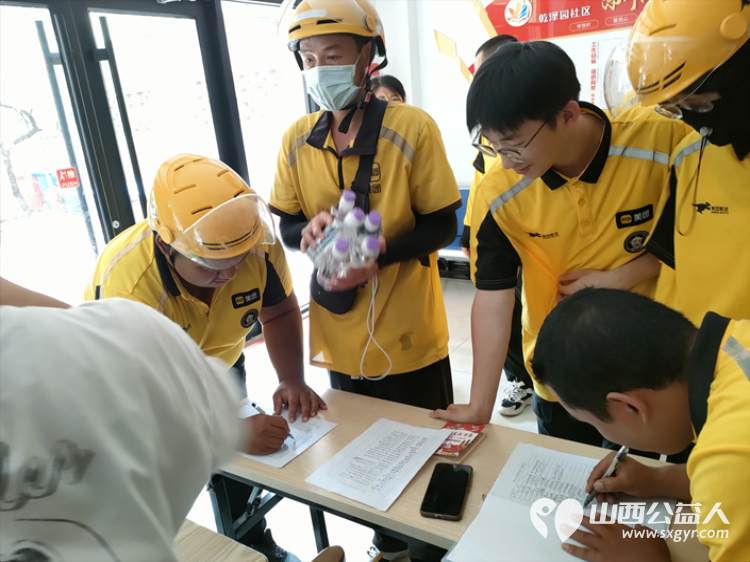 太原市尖草坪区汇丰街道乾泽园社区爱心驿站开展夏日送清凉慰问活动为户外劳动者送出精心准备的清凉大礼包 - 第4张