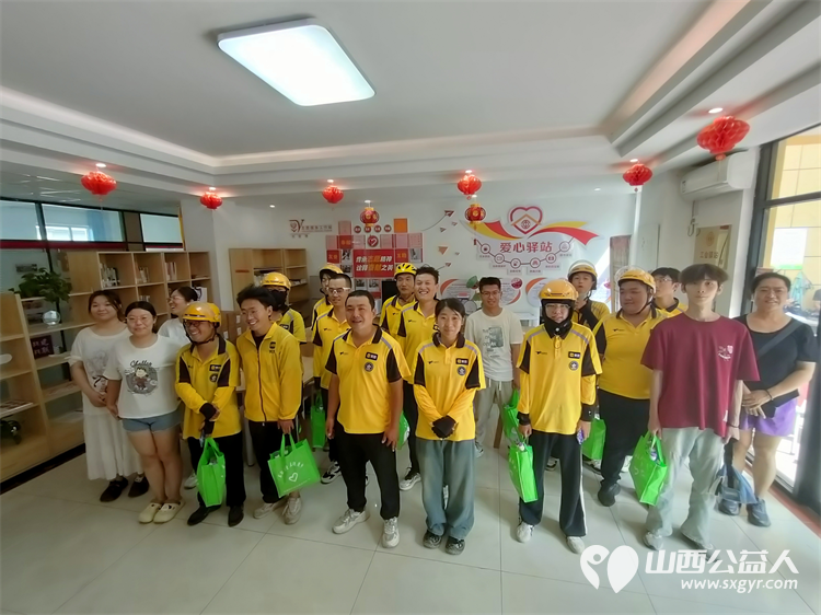 太原市尖草坪区汇丰街道乾泽园社区爱心驿站开展夏日送清凉慰问活动为户外劳动者送出精心准备的清凉大礼包 - 第2张