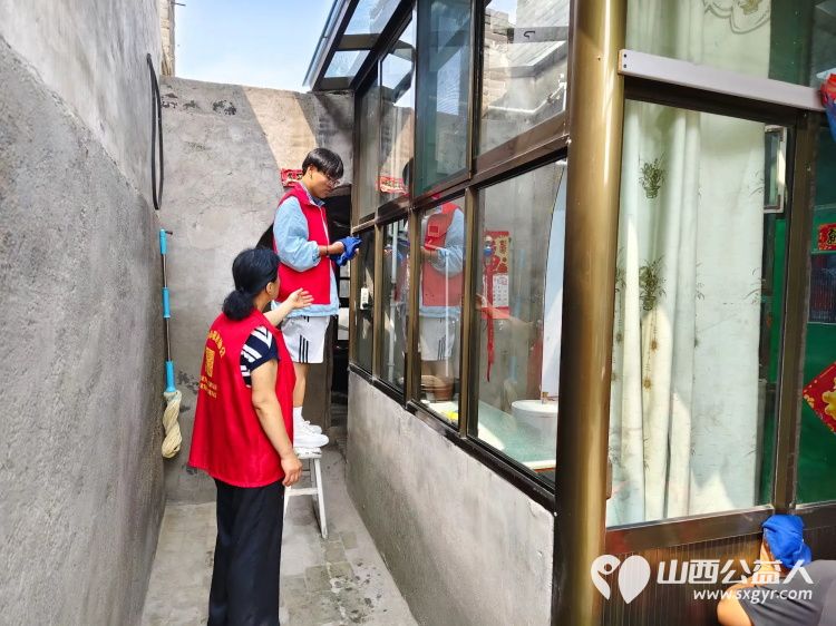 介休市敬老协会在张兰镇张村入户特困老人80岁张升雨家中为老人擦玻璃打扫室内外卫生包饺子 - 第5张