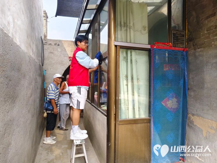 介休市敬老协会在张兰镇张村入户特困老人80岁张升雨家中为老人擦玻璃打扫室内外卫生包饺子 - 第3张