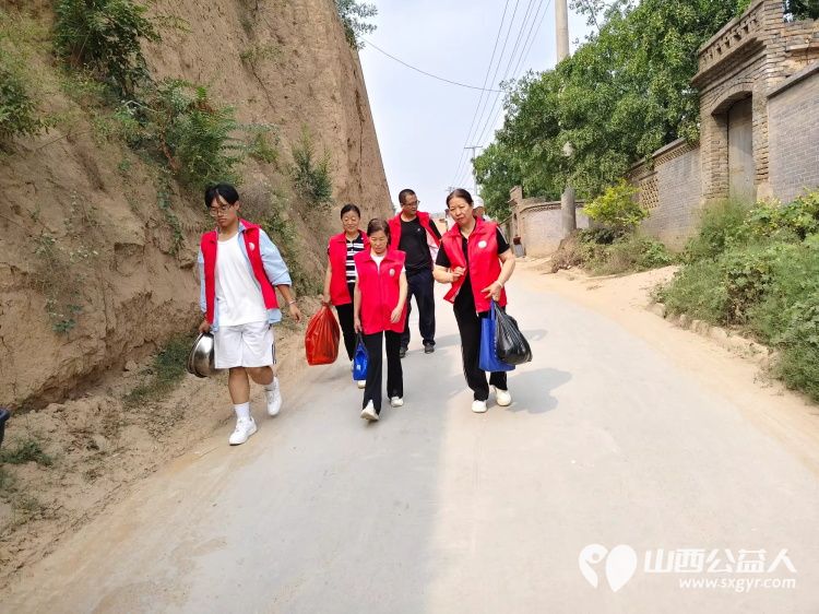 介休市敬老协会在张兰镇张村入户特困老人80岁张升雨家中为老人擦玻璃打扫室内外卫生包饺子 - 第2张