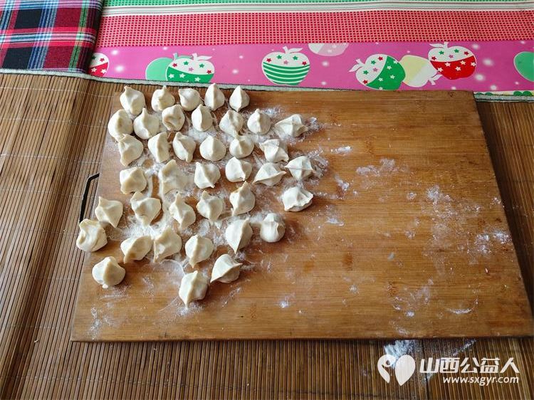 介休市敬老协会在张兰镇张村入户特困老人80岁张升雨家中为老人擦玻璃打扫室内外卫生包饺子 - 第8张