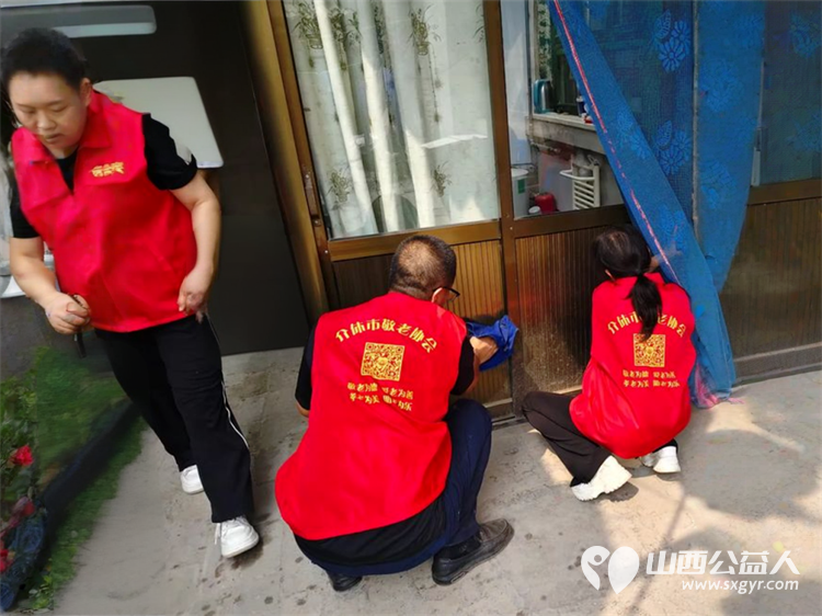 介休市敬老协会在张兰镇张村入户特困老人80岁张升雨家中为老人擦玻璃打扫室内外卫生包饺子 - 第9张