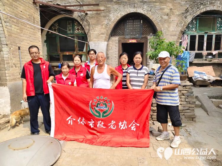 介休市敬老协会在张兰镇张村入户特困老人80岁张升雨家中为老人擦玻璃打扫室内外卫生包饺子 - 第1张