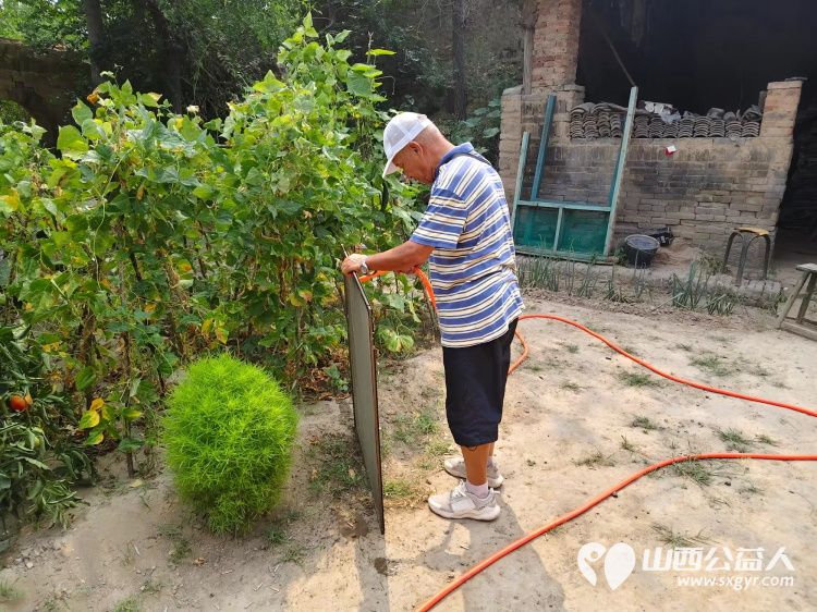 介休市敬老协会在张兰镇张村入户特困老人80岁张升雨家中为老人擦玻璃打扫室内外卫生包饺子 - 第10张
