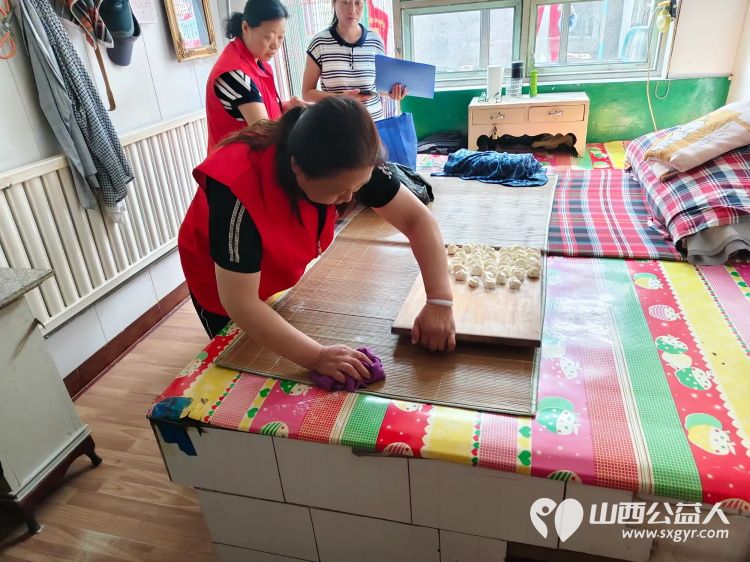 介休市敬老协会在张兰镇张村入户特困老人80岁张升雨家中为老人擦玻璃打扫室内外卫生包饺子 - 第6张