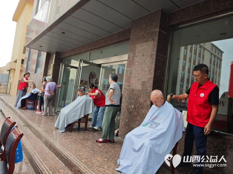 志愿服务进社区健康活动暖人心----介休市敬老协会2025年8月7日在介休市西南街道光明路社区为社区60岁以上所有老人们爱心理发按摩理疗义诊 - 第19张 - 山西公益人 志愿服务进社区健康活动暖人心----介休市敬老协会2025年8月7日在介休市西南街道光明路社区为社区60岁以上所有老人们爱心理发按摩理疗义诊 - 第19张