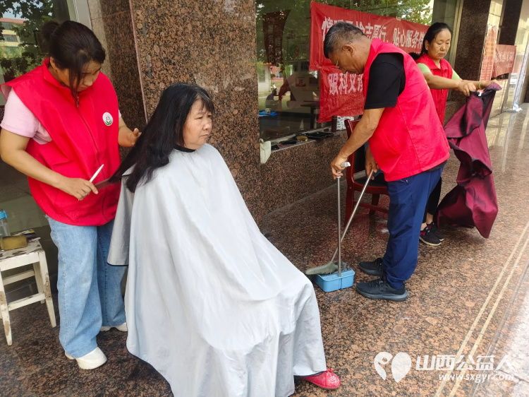 志愿服务进社区健康活动暖人心----介休市敬老协会2025年8月7日在介休市西南街道光明路社区为社区60岁以上所有老人们爱心理发按摩理疗义诊 - 第5张 - 山西公益人 志愿服务进社区健康活动暖人心----介休市敬老协会2025年8月7日在介休市西南街道光明路社区为社区60岁以上所有老人们爱心理发按摩理疗义诊 - 第5张