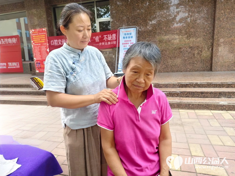 志愿服务进社区健康活动暖人心----介休市敬老协会2025年8月7日在介休市西南街道光明路社区为社区60岁以上所有老人们爱心理发按摩理疗义诊 - 第10张 - 山西公益人 志愿服务进社区健康活动暖人心----介休市敬老协会2025年8月7日在介休市西南街道光明路社区为社区60岁以上所有老人们爱心理发按摩理疗义诊 - 第10张