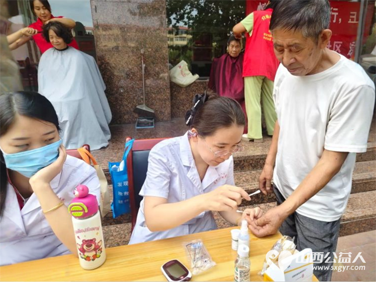 志愿服务进社区健康活动暖人心----介休市敬老协会2025年8月7日在介休市西南街道光明路社区为社区60岁以上所有老人们爱心理发按摩理疗义诊 - 第18张 - 山西公益人 志愿服务进社区健康活动暖人心----介休市敬老协会2025年8月7日在介休市西南街道光明路社区为社区60岁以上所有老人们爱心理发按摩理疗义诊 - 第18张