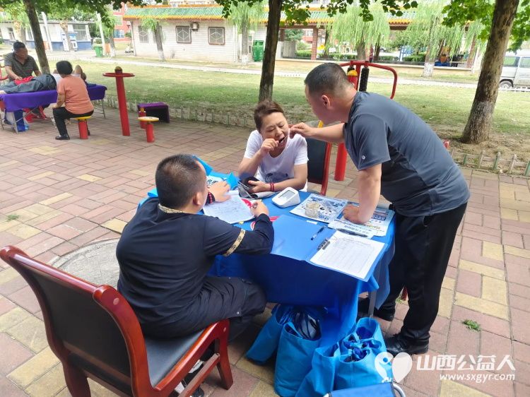 志愿服务进社区健康活动暖人心----介休市敬老协会2025年8月7日在介休市西南街道光明路社区为社区60岁以上所有老人们爱心理发按摩理疗义诊 - 第14张 - 山西公益人 志愿服务进社区健康活动暖人心----介休市敬老协会2025年8月7日在介休市西南街道光明路社区为社区60岁以上所有老人们爱心理发按摩理疗义诊 - 第14张