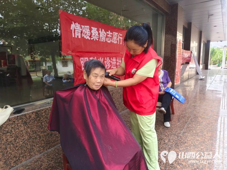 志愿服务进社区健康活动暖人心----介休市敬老协会2025年8月7日在介休市西南街道光明路社区为社区60岁以上所有老人们爱心理发按摩理疗义诊 - 第8张 - 山西公益人 志愿服务进社区健康活动暖人心----介休市敬老协会2025年8月7日在介休市西南街道光明路社区为社区60岁以上所有老人们爱心理发按摩理疗义诊 - 第8张
