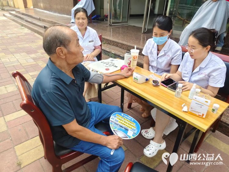 志愿服务进社区健康活动暖人心----介休市敬老协会2025年8月7日在介休市西南街道光明路社区为社区60岁以上所有老人们爱心理发按摩理疗义诊 - 第17张 - 山西公益人 志愿服务进社区健康活动暖人心----介休市敬老协会2025年8月7日在介休市西南街道光明路社区为社区60岁以上所有老人们爱心理发按摩理疗义诊 - 第17张