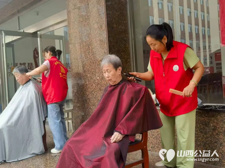 志愿服务进社区健康活动暖人心----介休市敬老协会2025年8月7日在介休市西南街道光明路社区为社区60岁以上所有老人们爱心理发按摩理疗义诊 - 第6张 - 山西公益人 志愿服务进社区健康活动暖人心----介休市敬老协会2025年8月7日在介休市西南街道光明路社区为社区60岁以上所有老人们爱心理发按摩理疗义诊 - 第6张